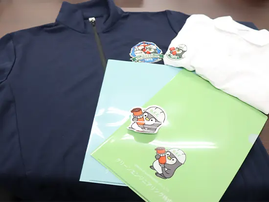 Tシャツ、パーカーなど、様々な公式グッズが制作されています。すべて配属部署のメンバー発信です！