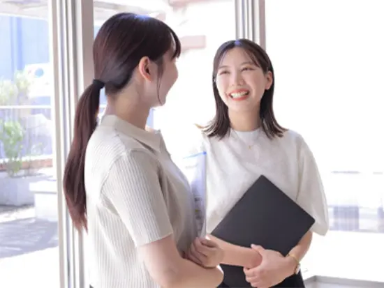 繁忙期でも残業は月20〜30時間程度。直行直帰も相談でき、メリハリをもって働ける環境です。