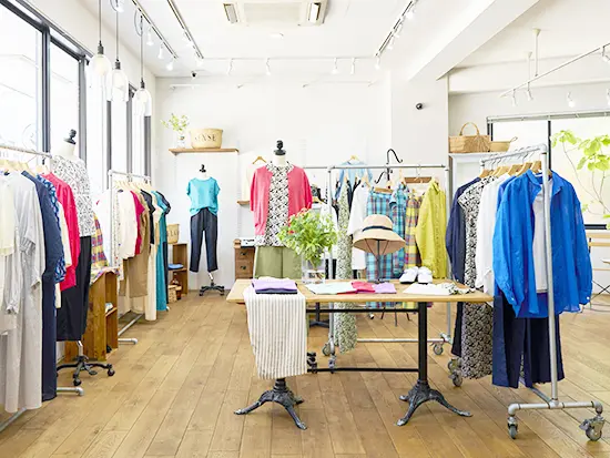 フランス生まれ・鎌倉育ち。心地よい毎日を彩る服を、あなたの手からお客様へ