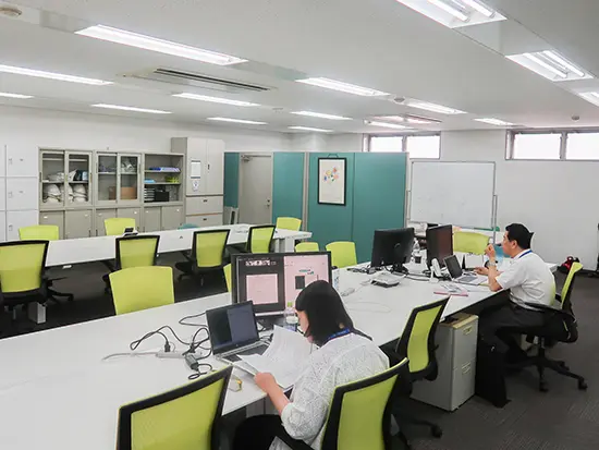 ワンフロアの落ち着いたオフィス。集中して働きながら、困ったときには気軽に相談できます