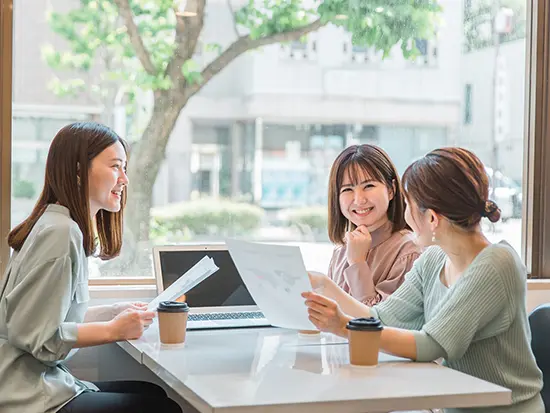 休憩中はグルメや推しの話をすることも♪少人数ですが、助け合う環境です◎