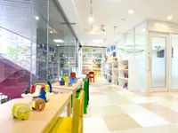 日が差し込むガラス張りの教室です。エントランスには子どもたちの制作物が並びます。