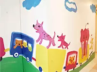 壁には可愛いイラストが描いてあったりと、設備にもこだわっています。