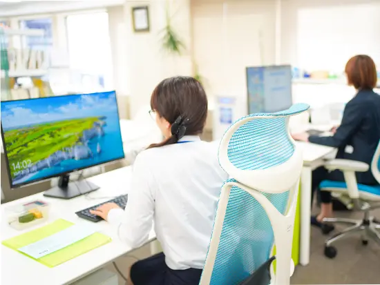 【大きなディスプレイ、各自のスペースは広めです】