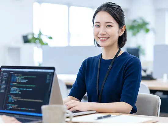 残業月平均10時間以下＆有給消化率8割！伝統文化を支える安定企業で、プライベートも大切に働けます。