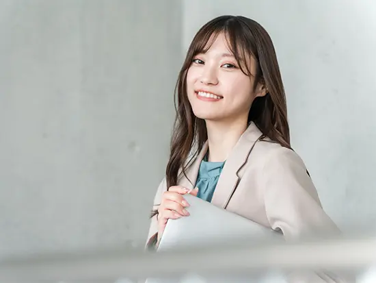 未経験スタート多数！2〜3ヶ月マンツーマンで教わる環境があり、デスクワークへ安心して挑戦できます。