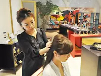 実際にヘアアレンジをしてお客様に合う商品、スタイルを探します