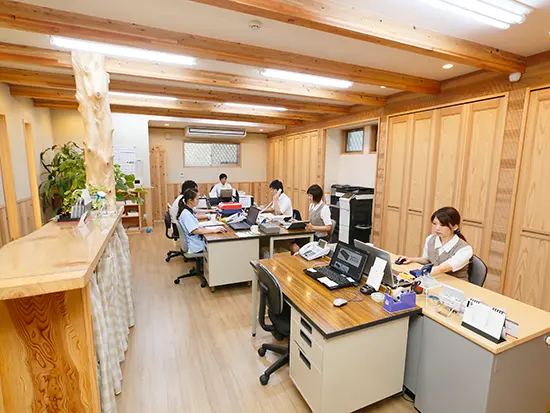 木の温もりに包まれた、開放感のあるオフィス。落ち着いた雰囲気の中で、のびのびと働ける環境です！