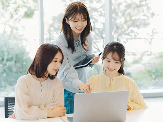 困った時は気軽に相談できる風通しの良い職場◎お互いに声を掛け合いながら、チームで仕事を進めています。