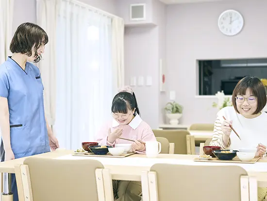 ＼支え合う職場で無理なく続けられる／先輩社員