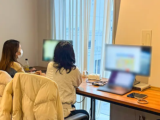 わからないことは隣の席の先輩にすぐ相談可能。専門業務を一人で抱え込む心配はありません。