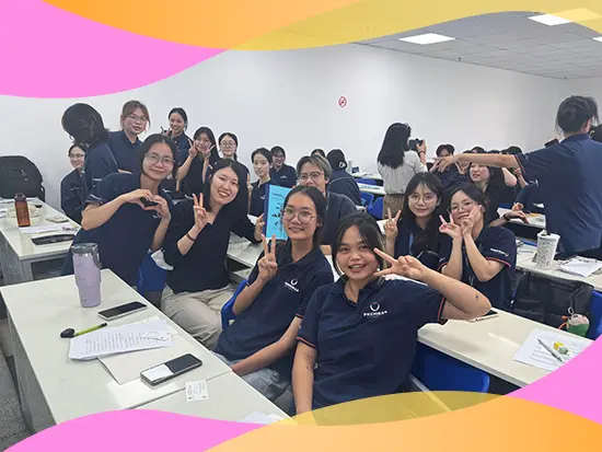 ベトナム訪問時に日本語学部の学生に授業を行っています。学生からも大変好評です！