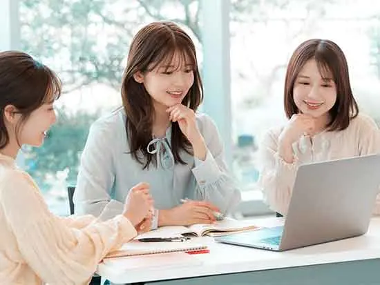 未経験スタートが9割！20代〜30代の女性も多数活躍中。気さくで和やかな雰囲気が自慢です♪
