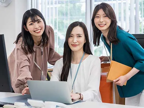 駅から徒歩5分以内のキレイなオフィス勤務。たまに物件の撮影へお出かけして気分転換も◎