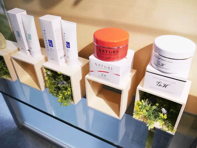 お客様のニーズに応えた自社ブランドの化粧品を展開。多くのお客様に愛用いただいています！