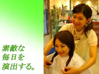 ヘアスタイリストは日常の輝く美を演出しています。