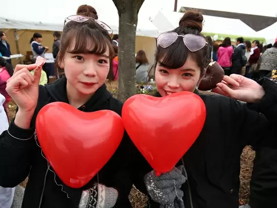 給チョコ所でチョコを食べる「チョコラン」も当社の大人気イベントの１つ！