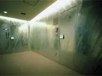 神田オフィスのエントランス。洗練された空間を演出しています。