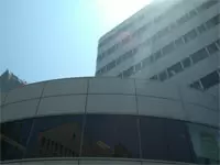 雨が降っても傘いらず!?駅からスグの本社ビル。