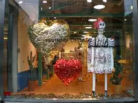 道行く人が振り返る『TSUMORI CHISATO』青山店。