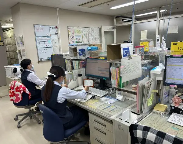 【病院の受付事務】年休125日／賞与年2回／食堂あり／残業月2h／産育休あり