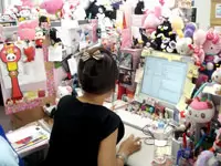 デスクの周りには自分が企画したアイテムがいっぱいです！
