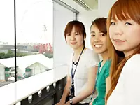 解放感溢れるリフレッシュスペース。観覧車も見えて景色抜群！