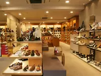浦和店　店舗内　50年の歴史を持つリーガルの商品は多くのビジネスマンに愛されています。
