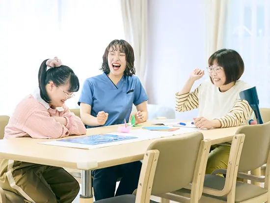 ＼支え合う職場で無理なく続けられる／先輩社員