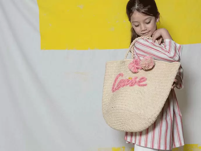 服だけでなく小物も取り扱っており、豊富なラインナップの中からトータルコーディネートが可能です。