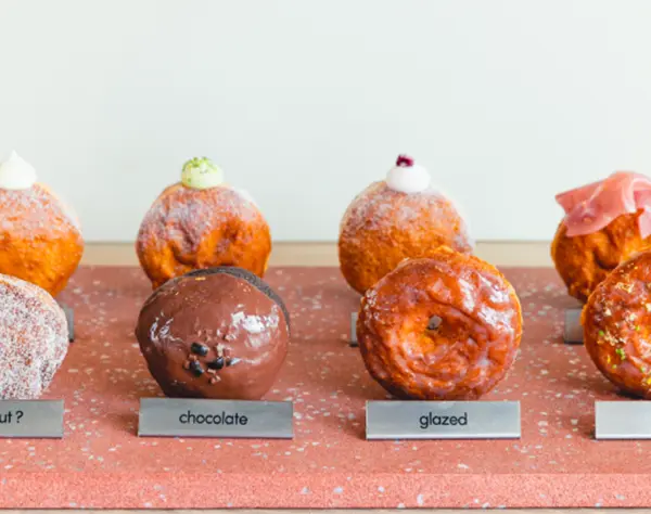 ドーナツショップクルー*未経験OK*月給29万～*残業ほぼなし*髪色自由