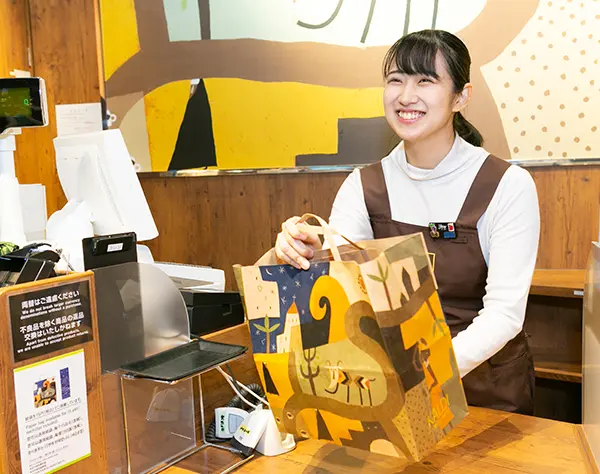 販売スタッフ*20～40代活躍*残業平均12.4h*年休120日*年収目安400万円