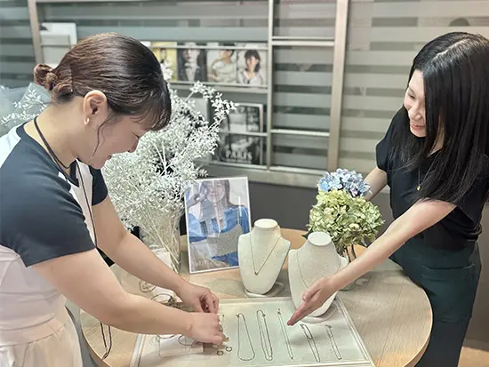 落ち着いた雰囲気×頼れる仲間と共に働く魅力