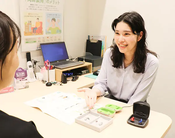 補聴器の販売スタッフ／残業7h以内／賞与あり／資格手当月1.5万円◎