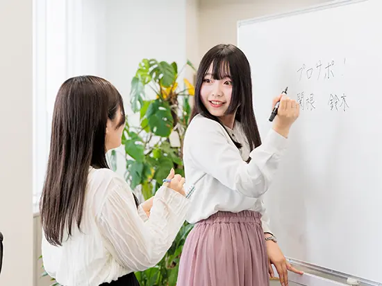 ＼完全フラットな環境で、ムリなく働けます／