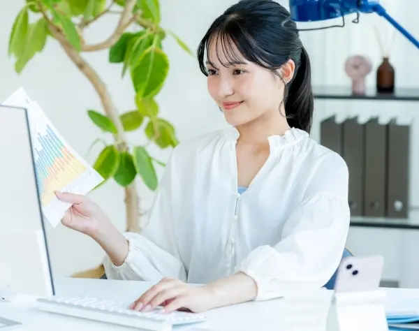 化粧品専門店の【EC運営】#未経験OK#残業ほぼ無#賞与年2回#駅チカオフィス