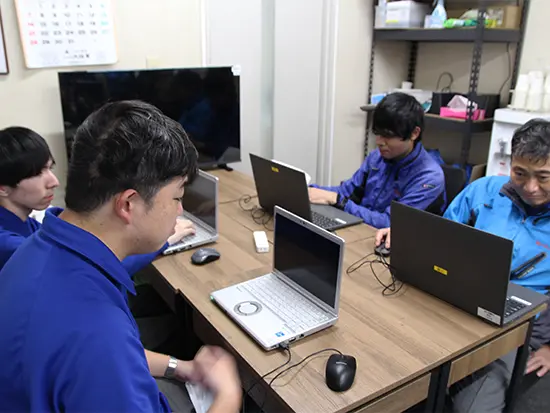 正解を教えるのではなく、一緒に答えを探す仕事です。