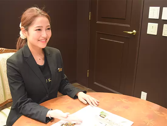 お打ち合わせは個室で行うのがこだわり。じっくりお話を伺い、お客様の期待を上回る提案を心掛けています。