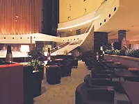 夜のラウンジ。優雅な空間を演出しています。
