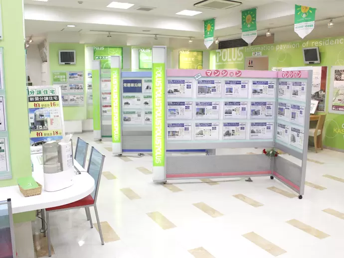 明るい緑を基調とした店舗「住まいの情報館」。それぞれの地域に密着した情報を発信しています。