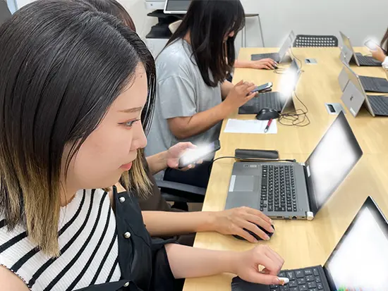 ＼派手髪もOK！好きなファッションで働ける◎／