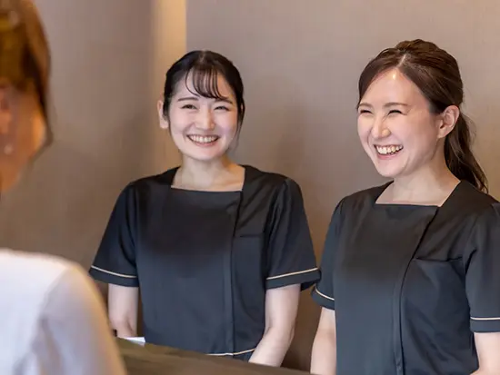 雑談も交わす、フラットで温かい職場