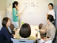 スタッフのミーティング風景のひとコマ。社員同士の仲も良く、チームワークは抜群です！