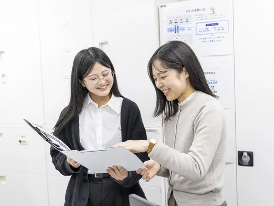 アクアリウムと観葉植物がならぶオシャレな社内