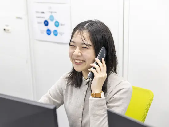 アクアリウムと観葉植物がならぶオシャレな社内