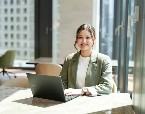 経理事務スタッフ/経験者歓迎/月27万～/土日祝/新大阪から徒歩3分