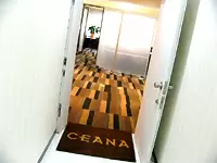 【当社玄関】今年移転したばかりのシック＆モダンなオフィスです