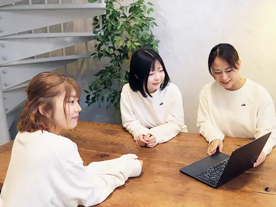 仕事の話も推しの話も、何でも話せる距離感が心地いい