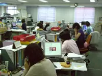 フロアには女性が多いです。皆さん注文の電話に対応中。