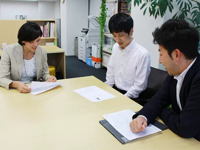 広々としたミーティングルームにて会議中。